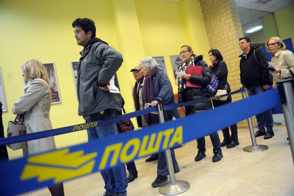 TRK NA ŠALTER Nezaposlenima u Srbiji legle pare na račun!