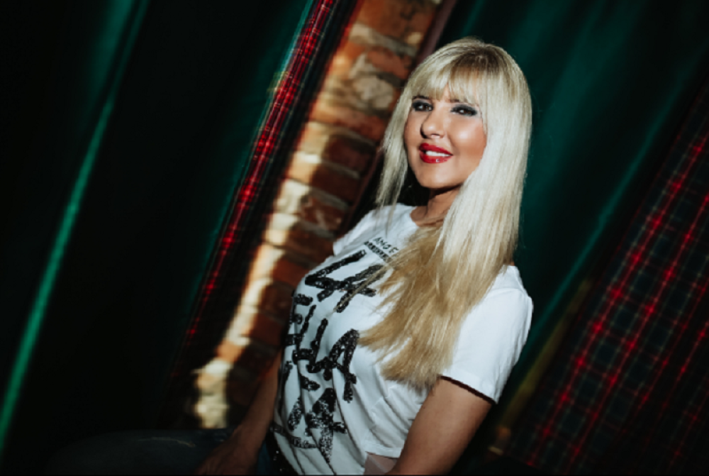 Jami raspametila sve: Sa 50 godina se skinula u bikini pa pokazala savršeno zategnutno telo! (FOTO)