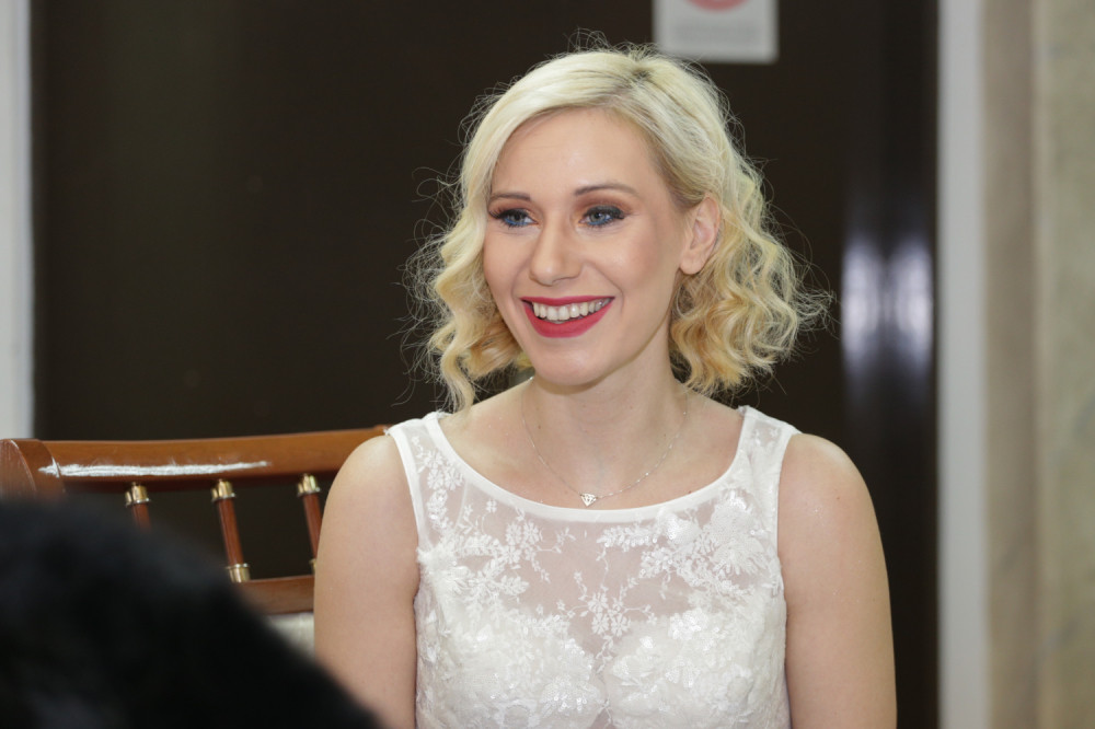 Nikad izazovnija voditeljka Slagalice! Skinula se i SRUŠILA internet! (FOTO)