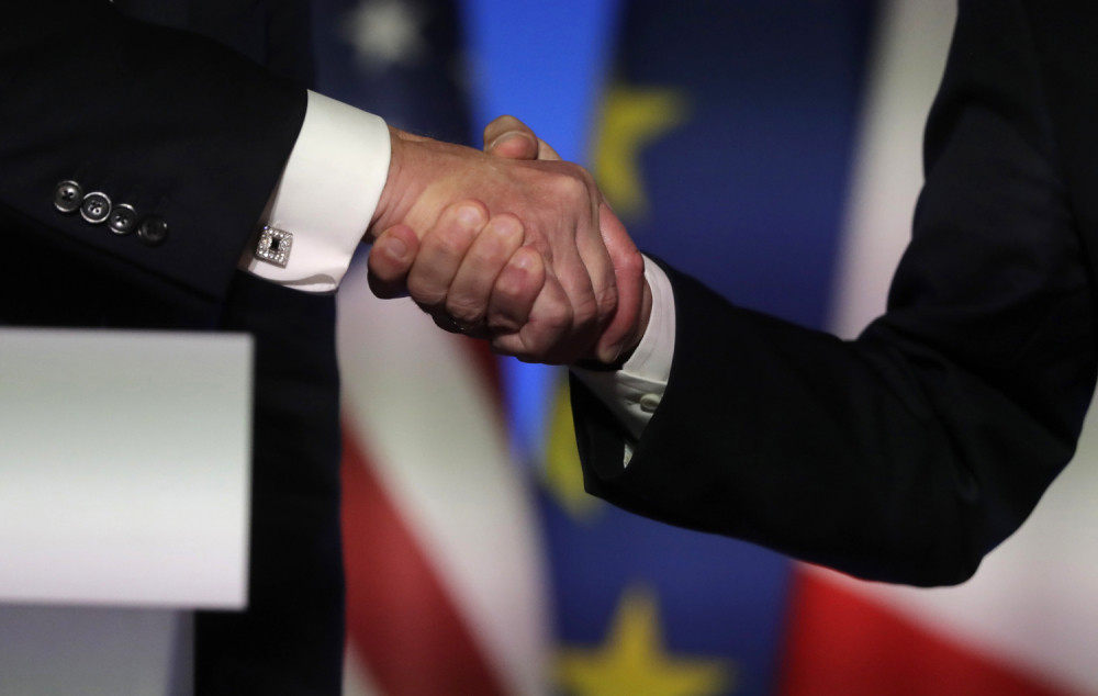 Nastalo je u doba kada su ljudi nosili oružje. Hoće li korona uspeti da istisne ovaj običaj širom sveta?