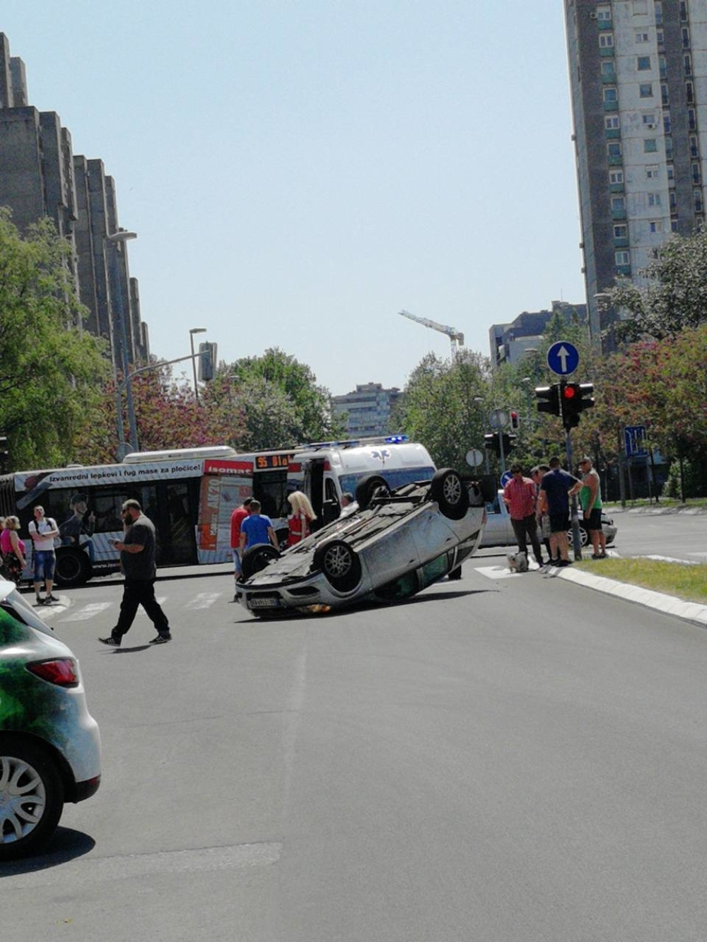Automobil se prevrnuo na krov!