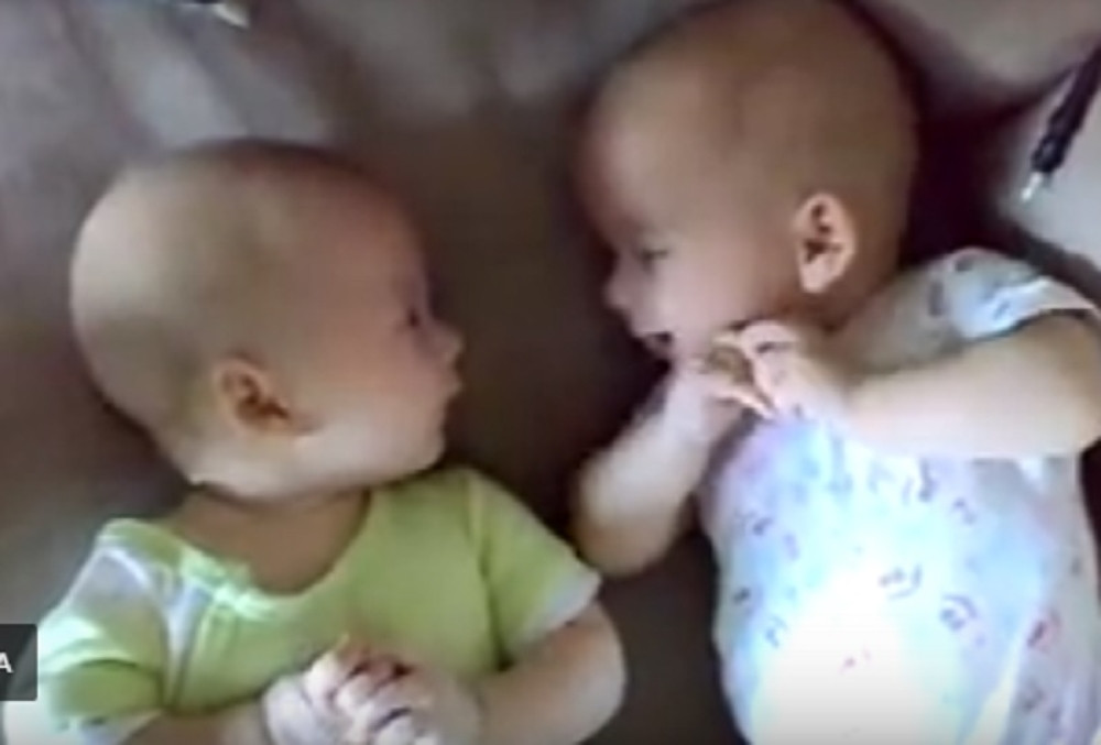 Žena rodila blizance, a muž ostao u šoku kada ih je video, uskoro je isplivala NJENA TAJNA!