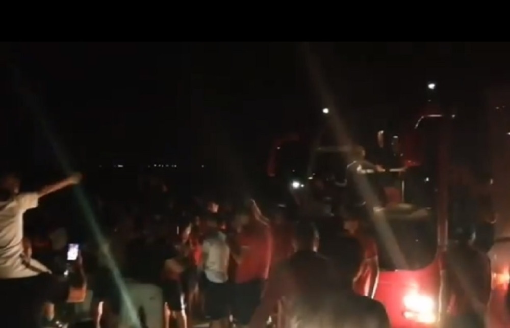 "Delije" iznenadile igrače Zvezde na 40 kilometara od Beograda (VIDEO)