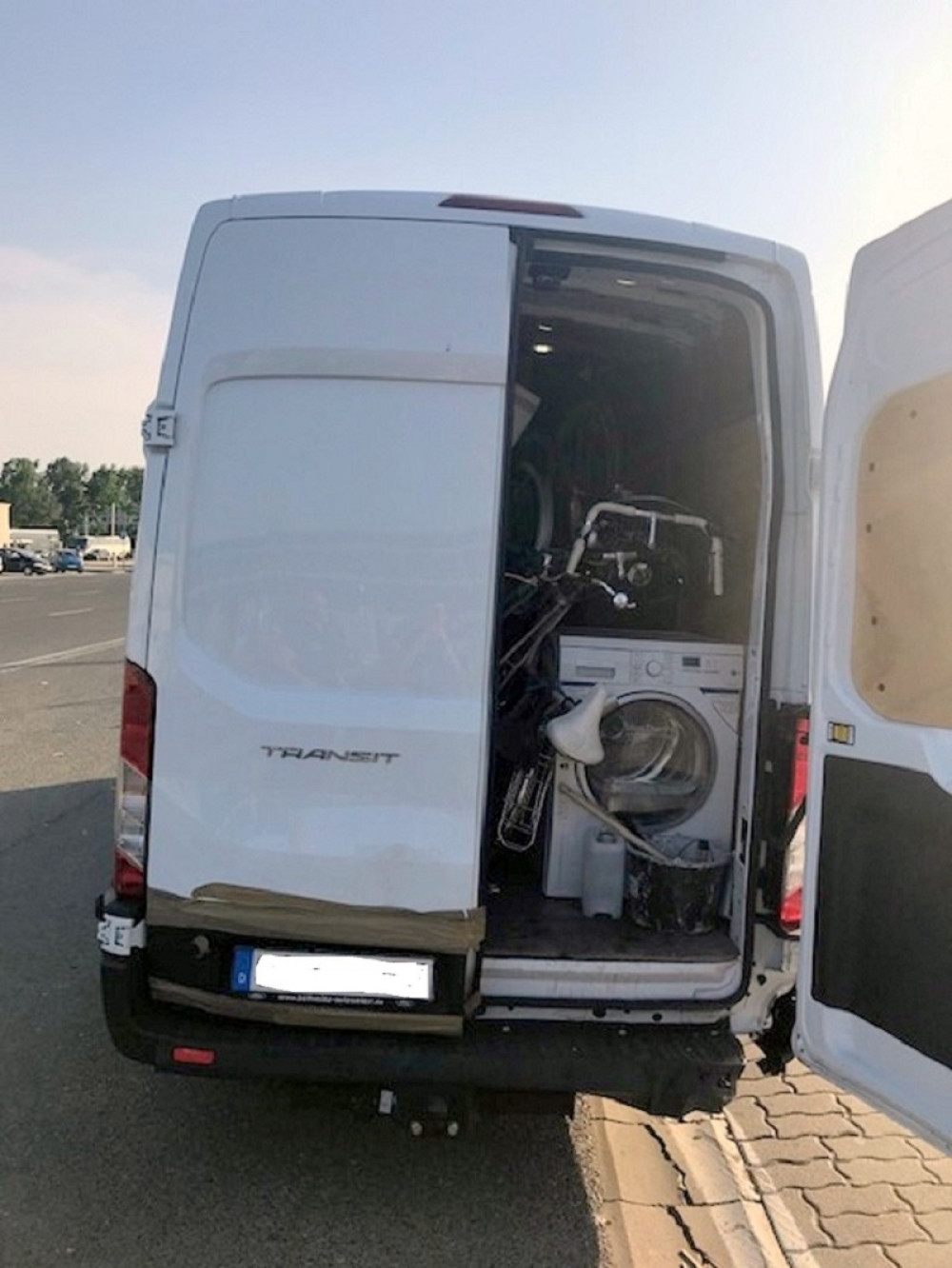 Srbin uhapšen na švajcarskoj granici, policajcima je bio sumnjiv njegov točak, a onda su videli daljinski upravljač i ostali u šoku!