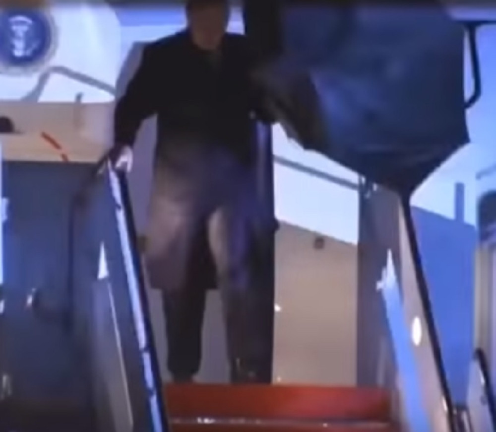 Pogledajte Trampovu borbu sa kišobranom