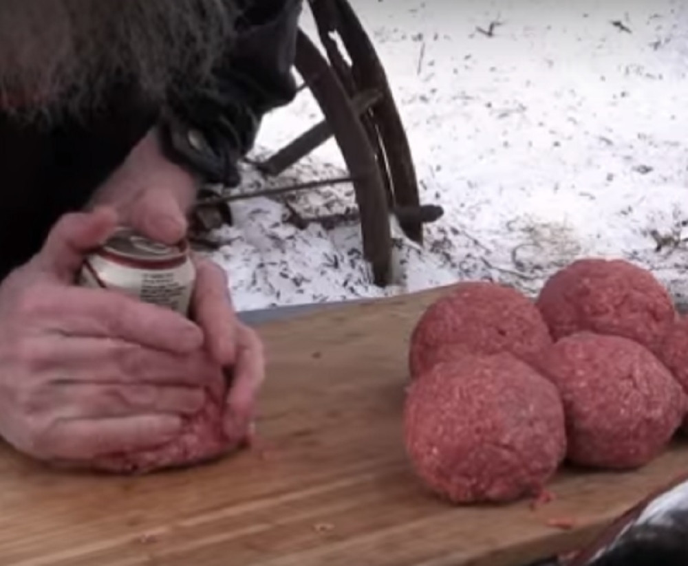 Mleveno meso stavio oko limenke, pa ga bacio na roštilj, usledila je magija