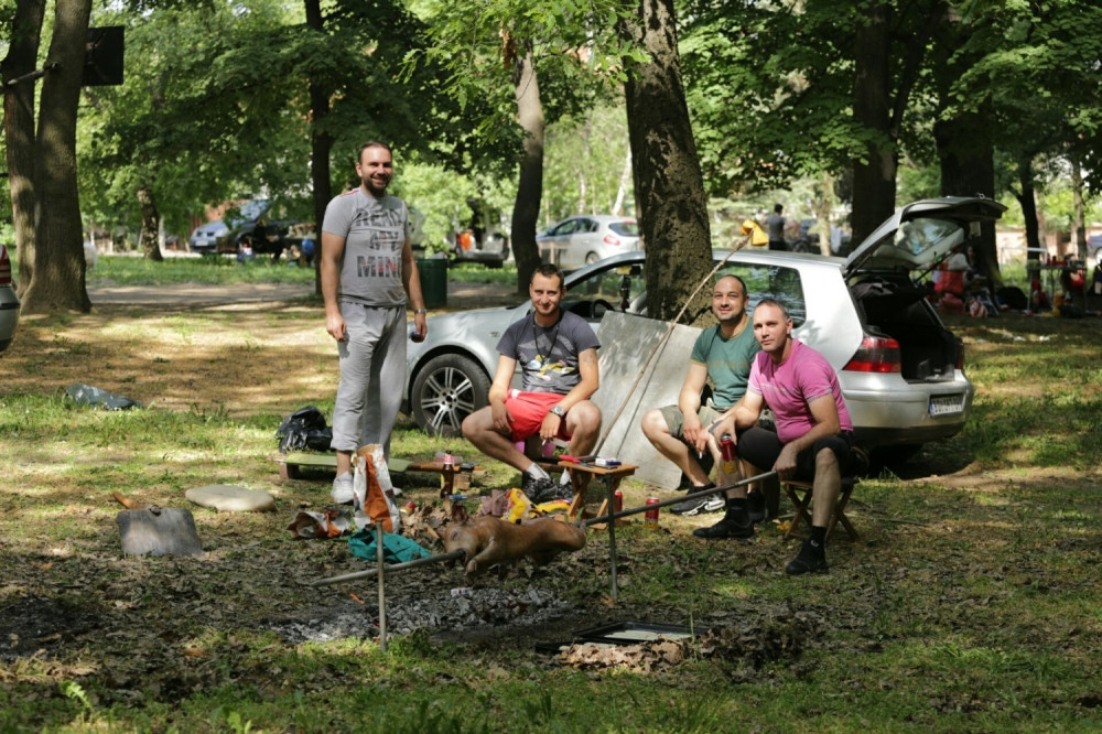 Mladi roštiljaju, stariji vrte prase