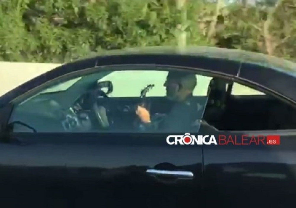 Vozi i svira gitaru!