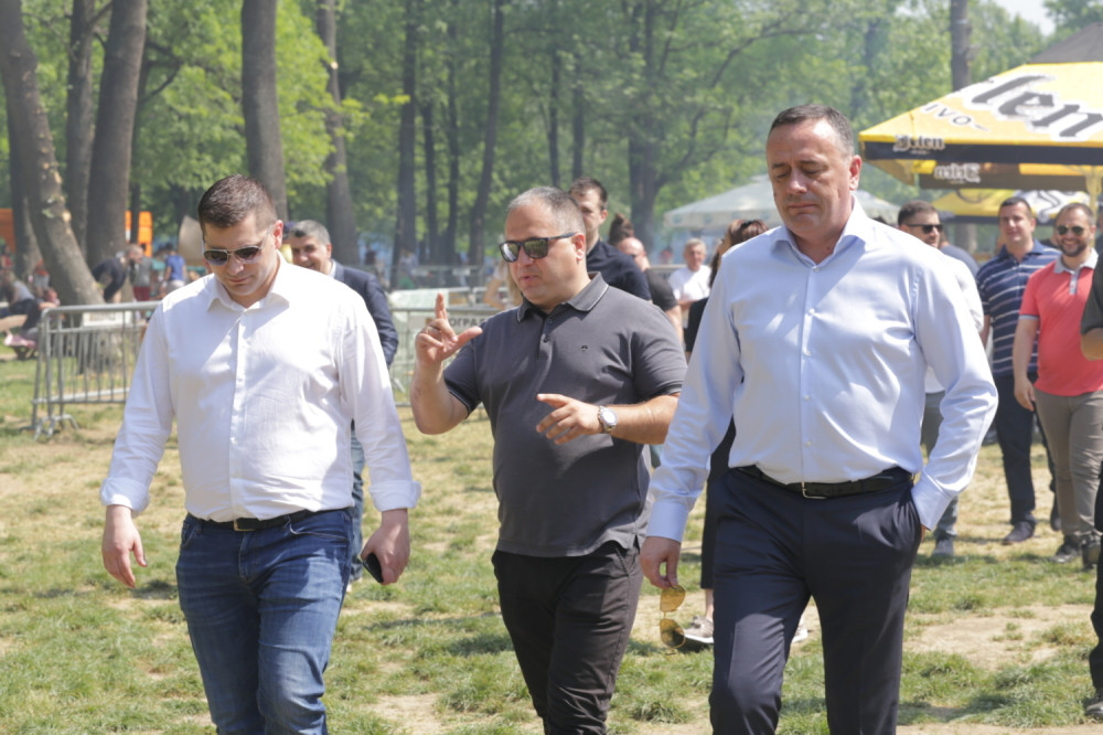 Nikodijević i Antić obišli sugrađane koji proslavljaju 1. maj