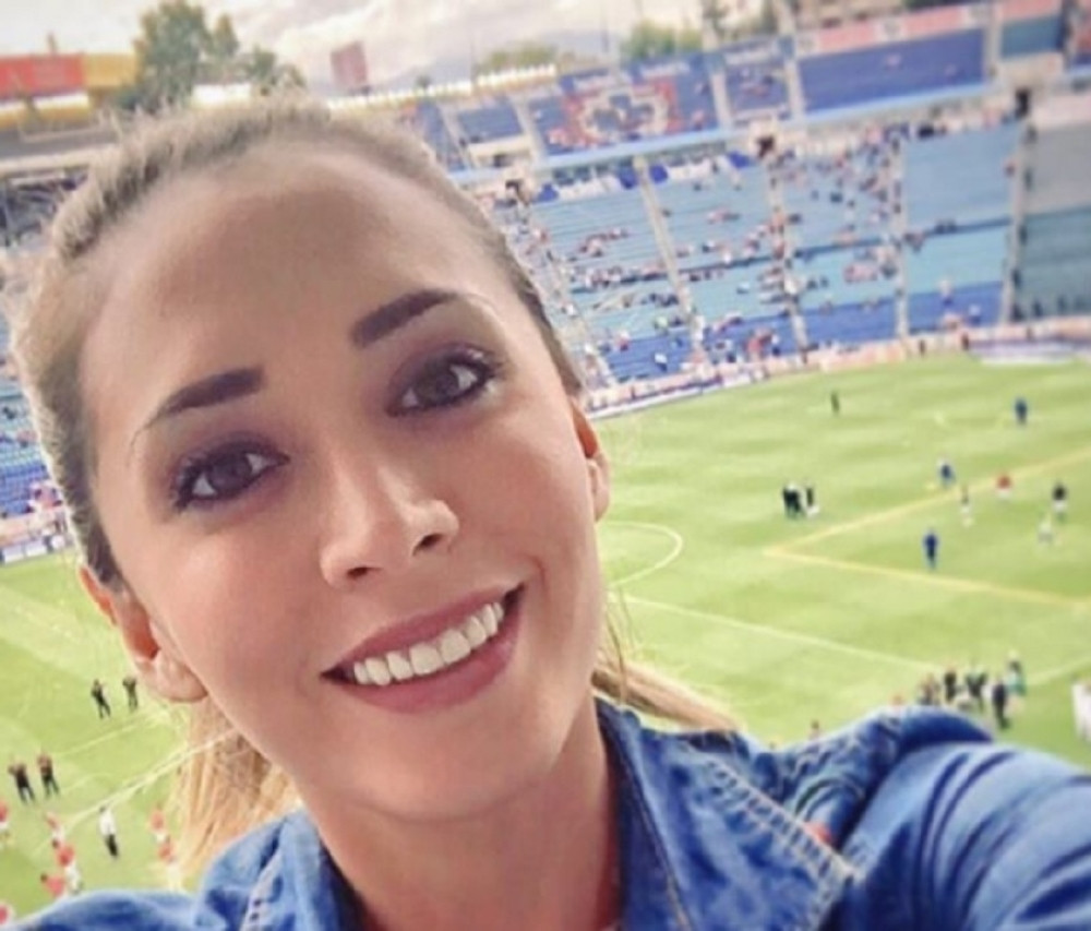 Uhvatio je za guzu usred prenosa, evo kako je reagovala!