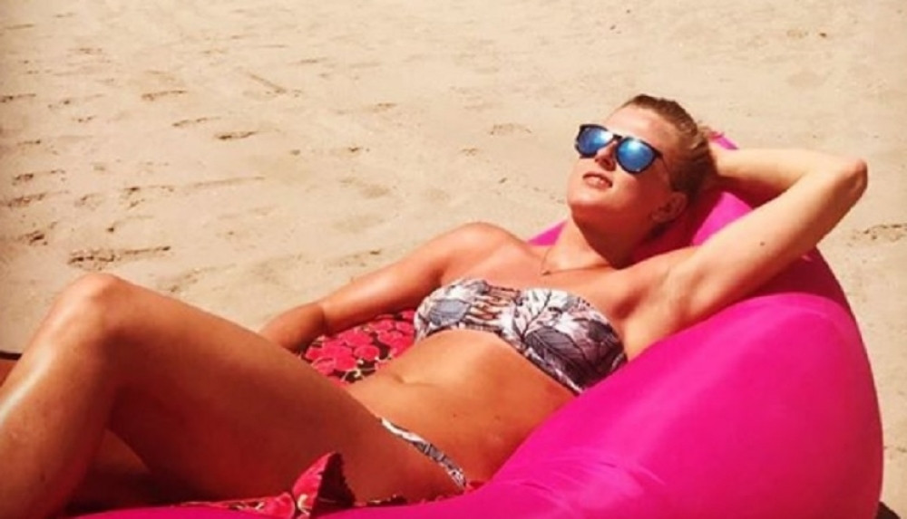 Gola poljska odbojkašica stavila grudi na pehar i trljala se o njega! (FOTO)