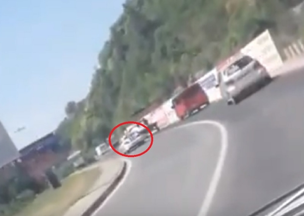 Policajci preticali na punoj liniji, umalo izazvali karambol