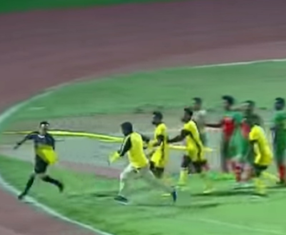 Trener udarao sudiju, ovaj pokušao da se brani korner zastavicom