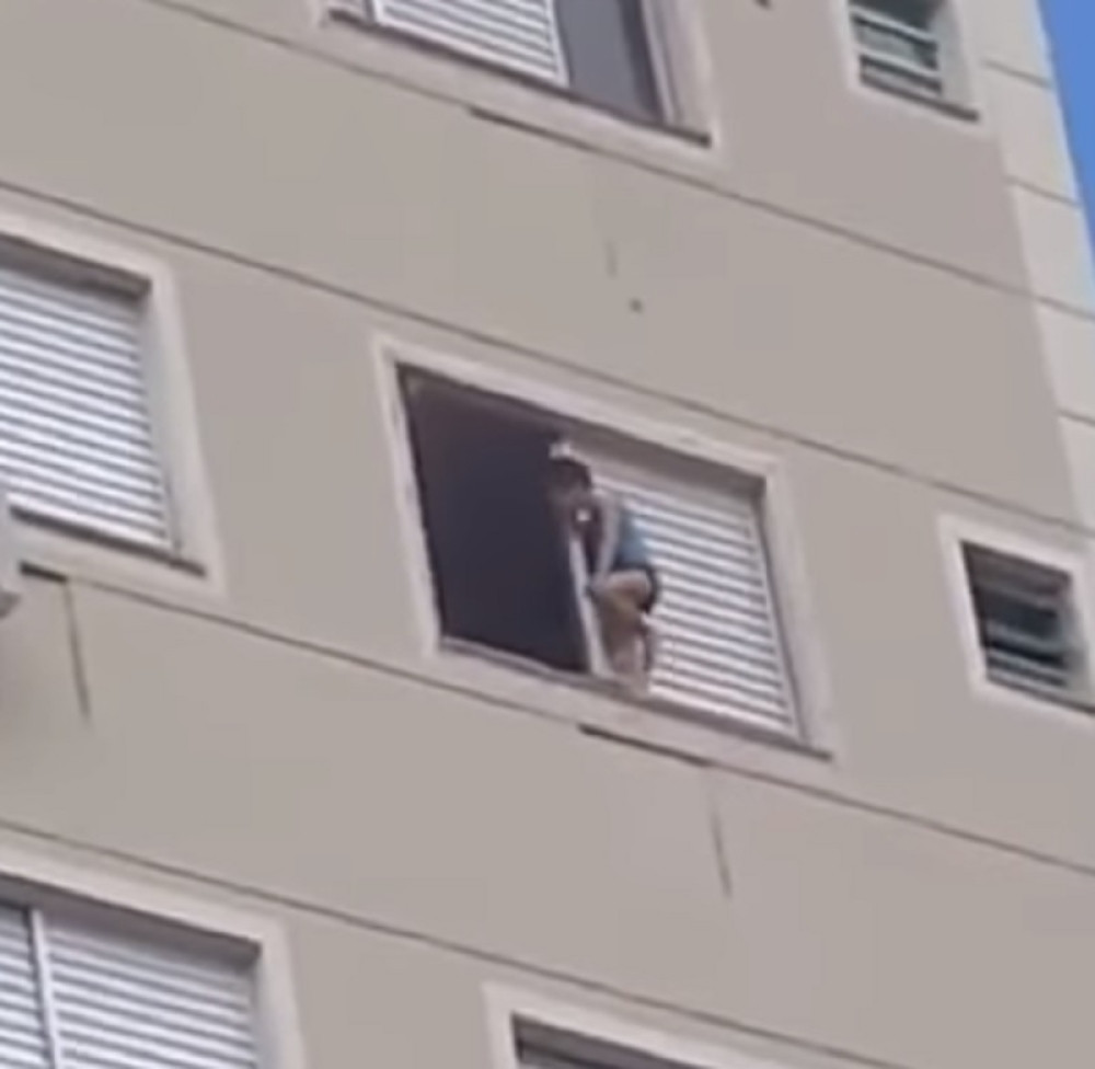 Pozliće vam kada vidite šta radi ovaj mališan na prozoru sedmog sprata