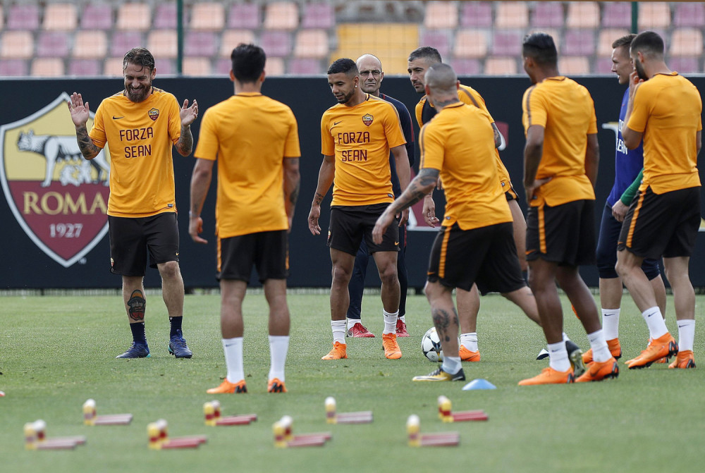 Igrači Rome trenirali u majicama posvećenim navijaču Liverpula! (FOTO)