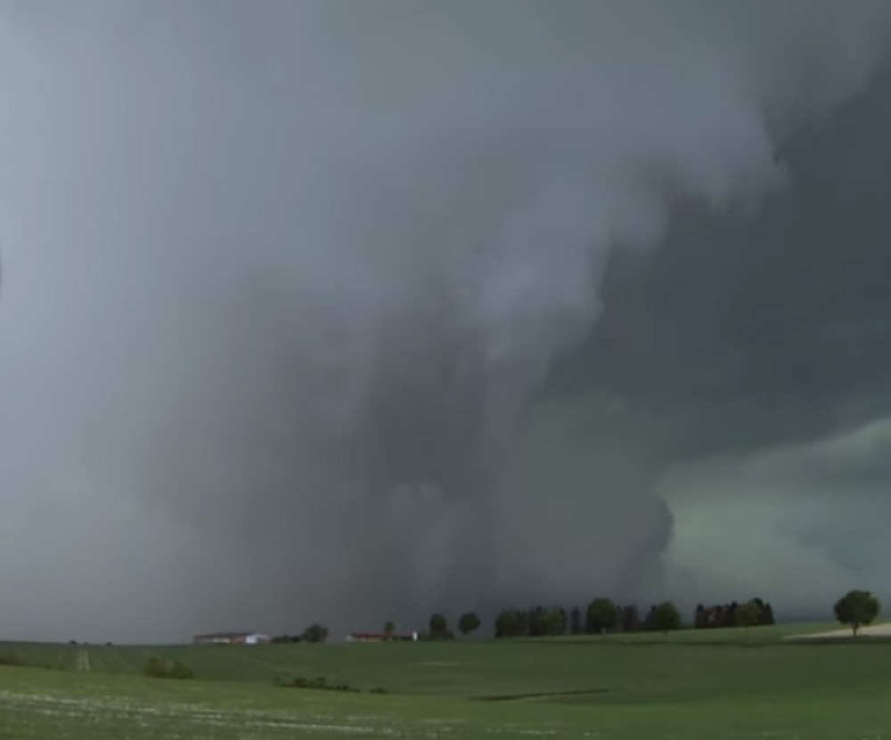 Tornado u Novom Sadu nosio sve pred sobom, ovako nešto nikad niste videli u Srbiji (VIDEO)