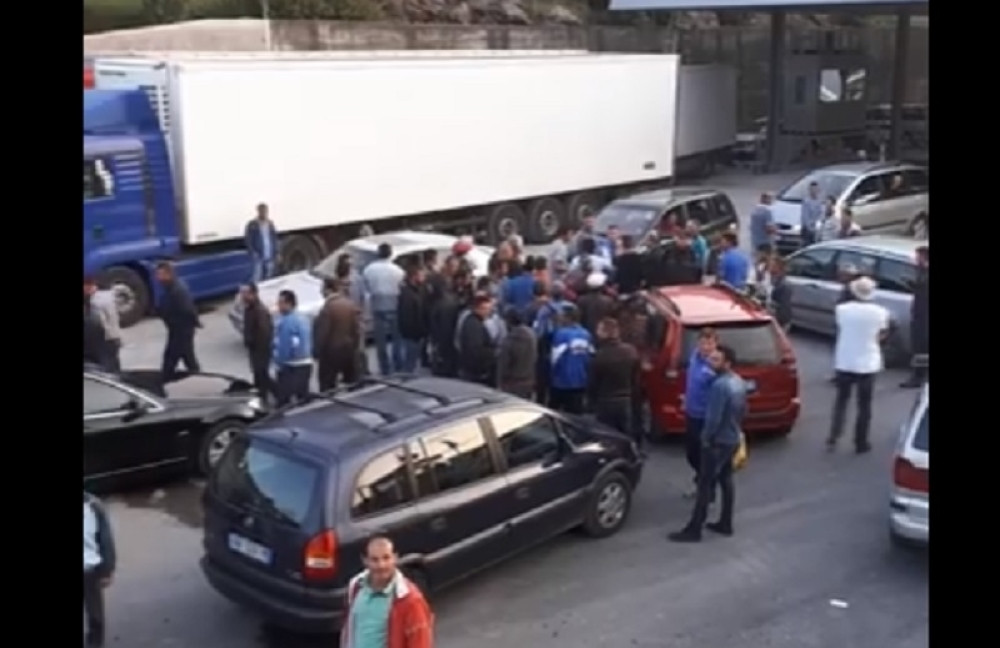 Crnogorci ih nisu pustili u zemlju, oni blokirali prelaz (VIDEO)