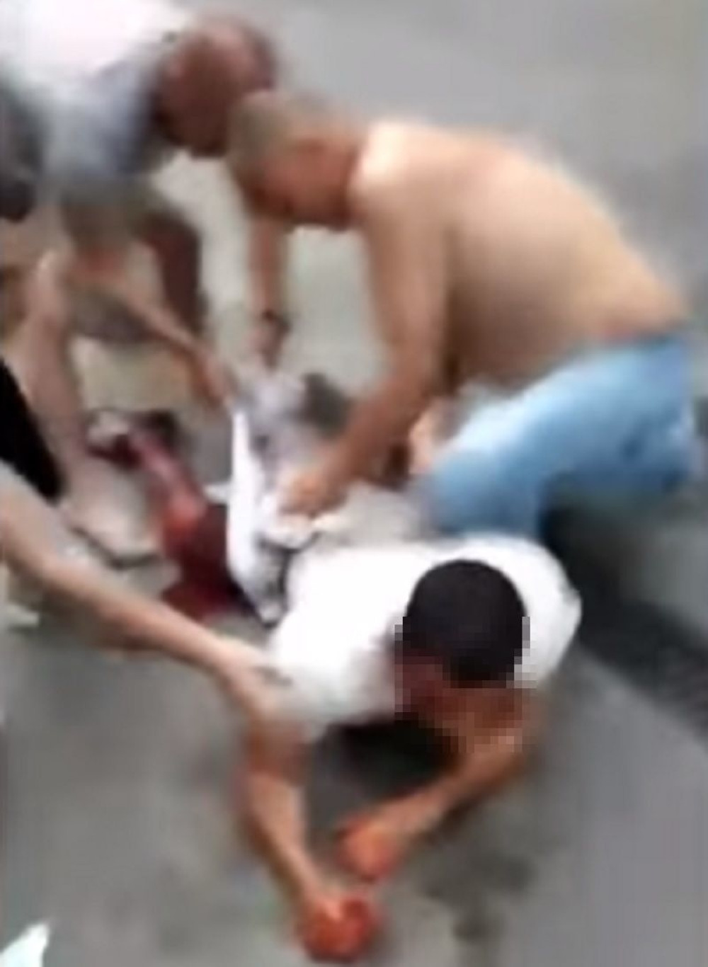 Mladić sav u krvi zapomaže dok mu prolaznici spasavaju život