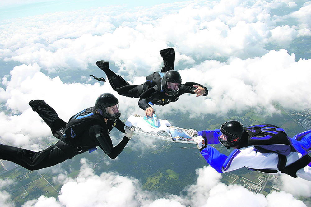 Pogledajte kako muškarci peglaju u vazduhu (FOTO)