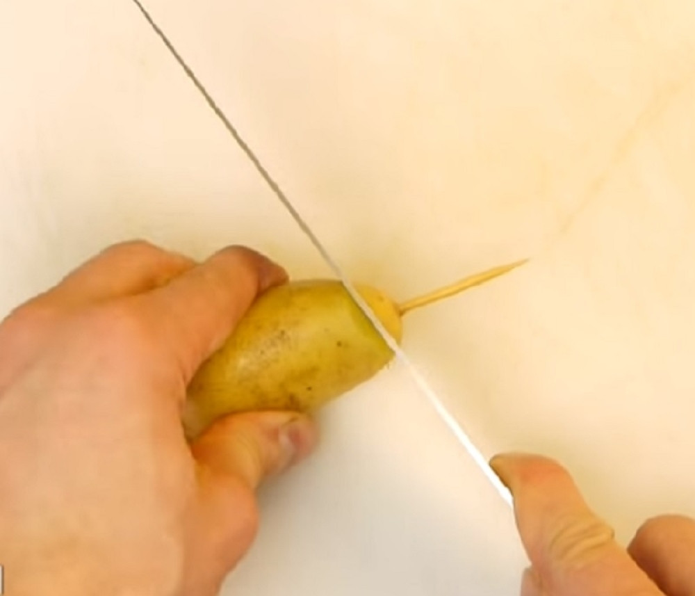 Stavio krompir na štapić, počeo da ga seče, pa napravio nešto preukusno!