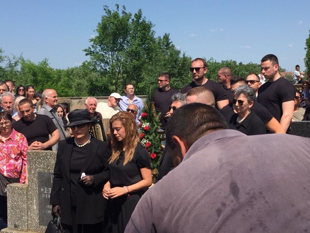 Kija u suzama sa maćehom zapevala "A sad adio"