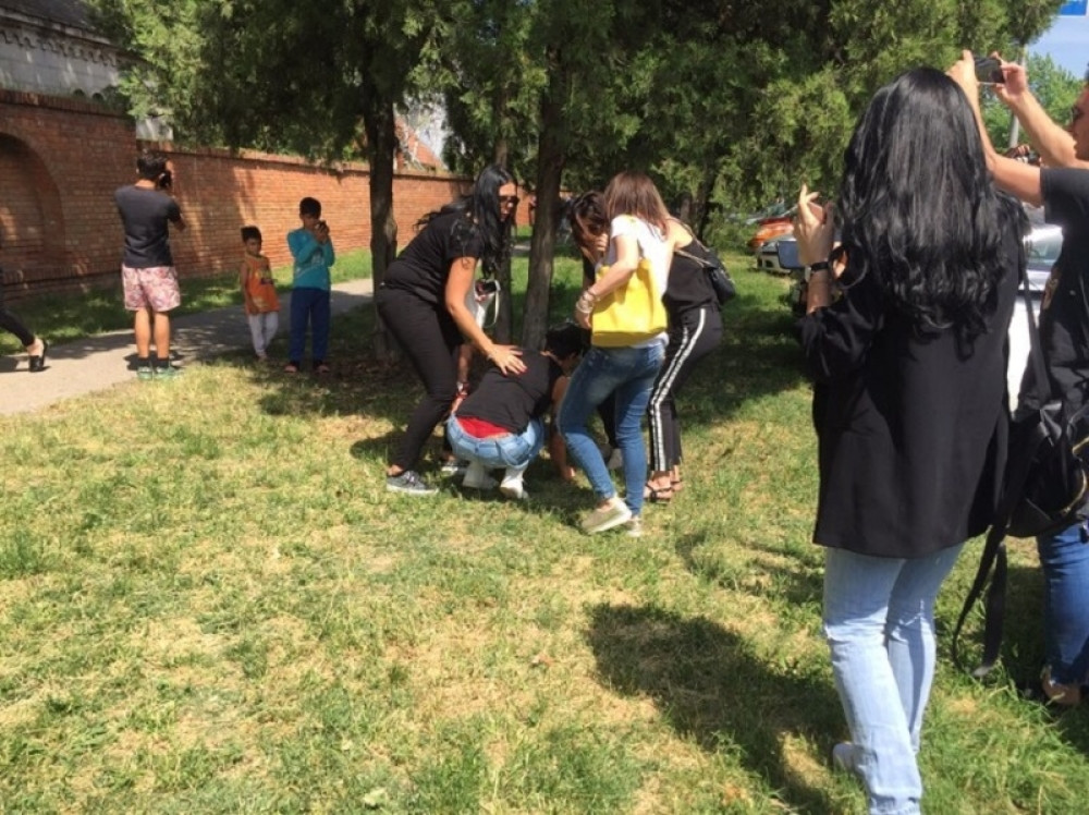 Pozlilo joj na sahrani, pa povraćala pred svima!