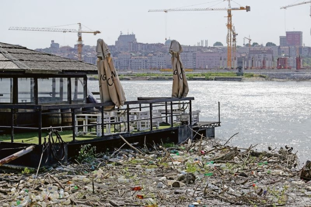 Nije ih bilo briga pa su je samo bacili, a nesrećnu bebu pronašli na đubrištu!