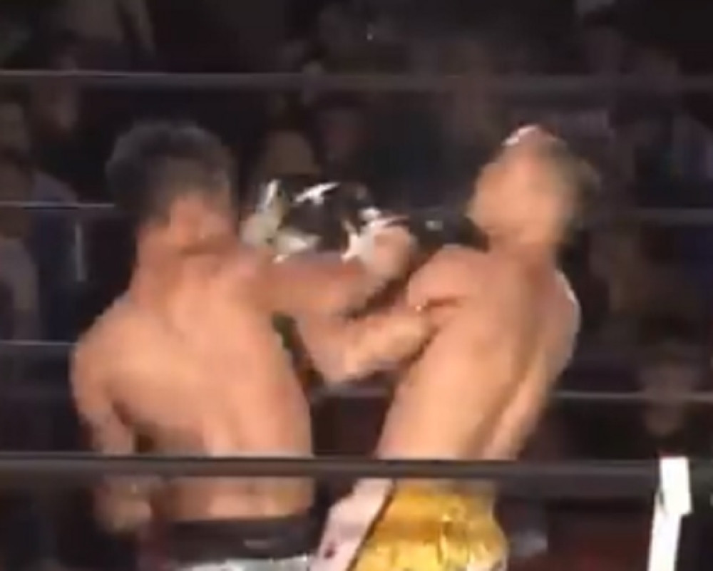 Udarac laktom bio je dovoljan da protivnik završi na podu (VIDEO)