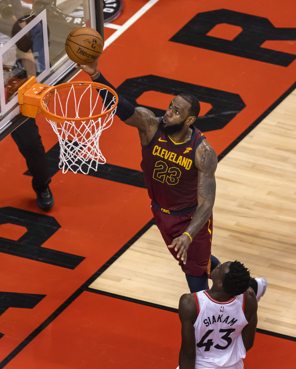 Lebron pretrčao ceo teren i uz zvuk sirene srušio Toronto!