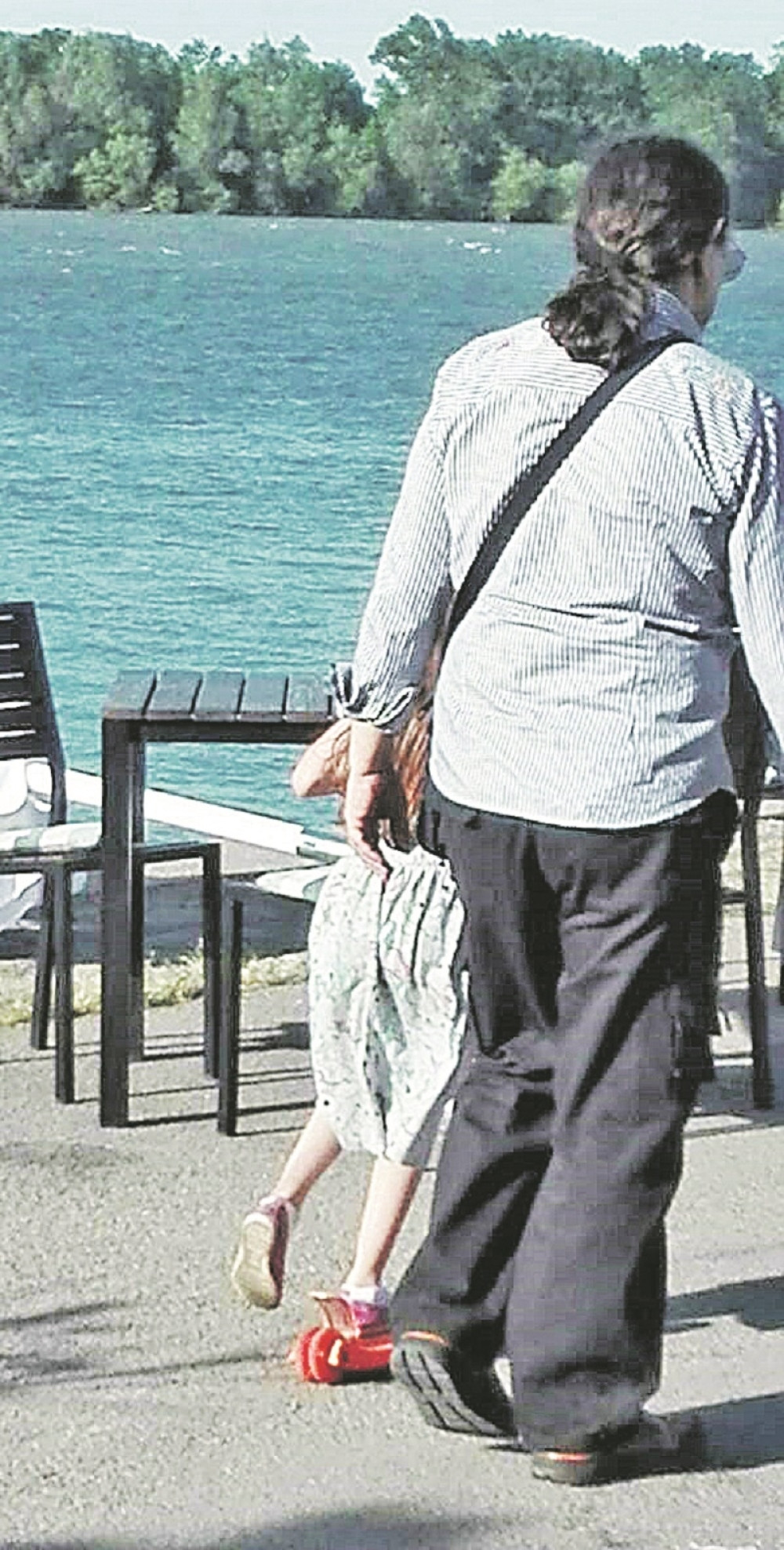 Jana vozi trotinet u pratnji dede Vladimira (FOTO)