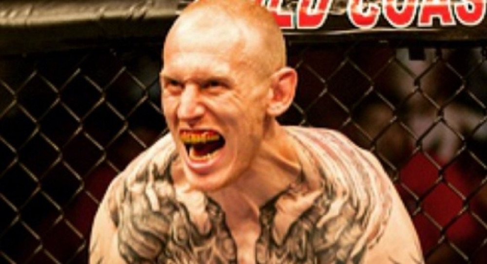 Hrvat ulazi u MMA ring protiv "čudovišta" sa vampirskim zubima! (FOTO)