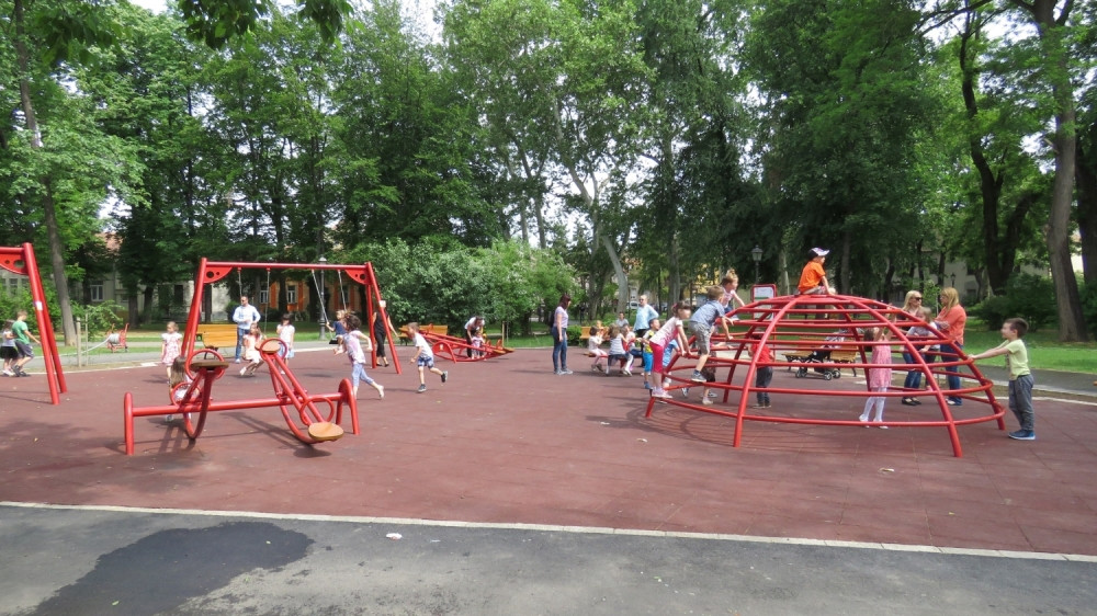 Stranci šetaju po parkovima sa fotoaparatima i merkaju malu decu, a POZADINA PRIČE će vas NAJEŽITI