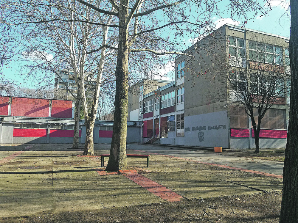 HOROR U POŽEGI Devojčica (14) uzela staklo i isekla vene u školskom WC-u