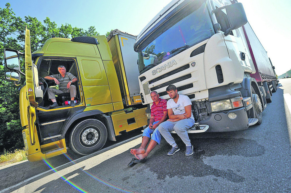 Motor je pustio čudan zvuk, kad je otvorio haubu umalo nije pao u nesvest, a onda ga je sačekala nova muka!