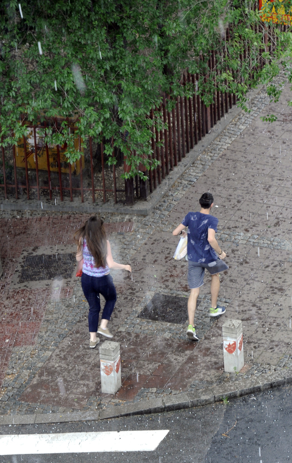 Grmljavina i jak pljusak u Zemunu, u ostalim delovima MOGUĆ GRAD, RHMZ izdao hitno upozorenje (FOTO)