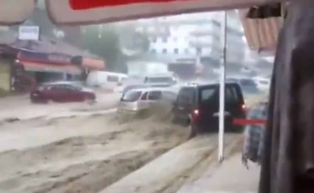 Šokantna bujična poplava pogodila Ankaru! (VIDEO)