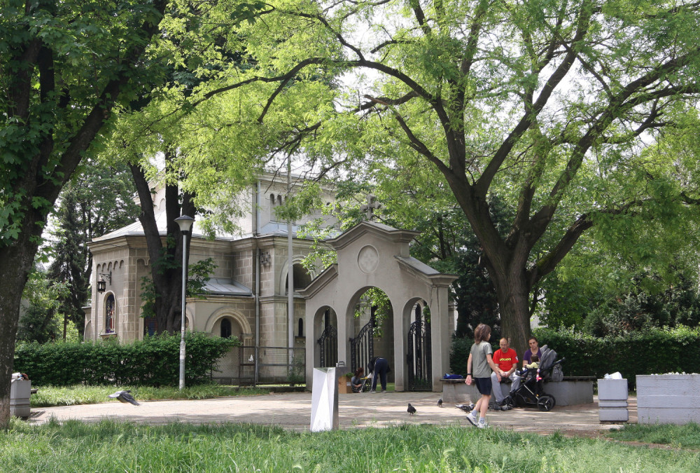 Morate otići u crkvu i uraditi jednu stvar, a ako pada kiša, decu treba...