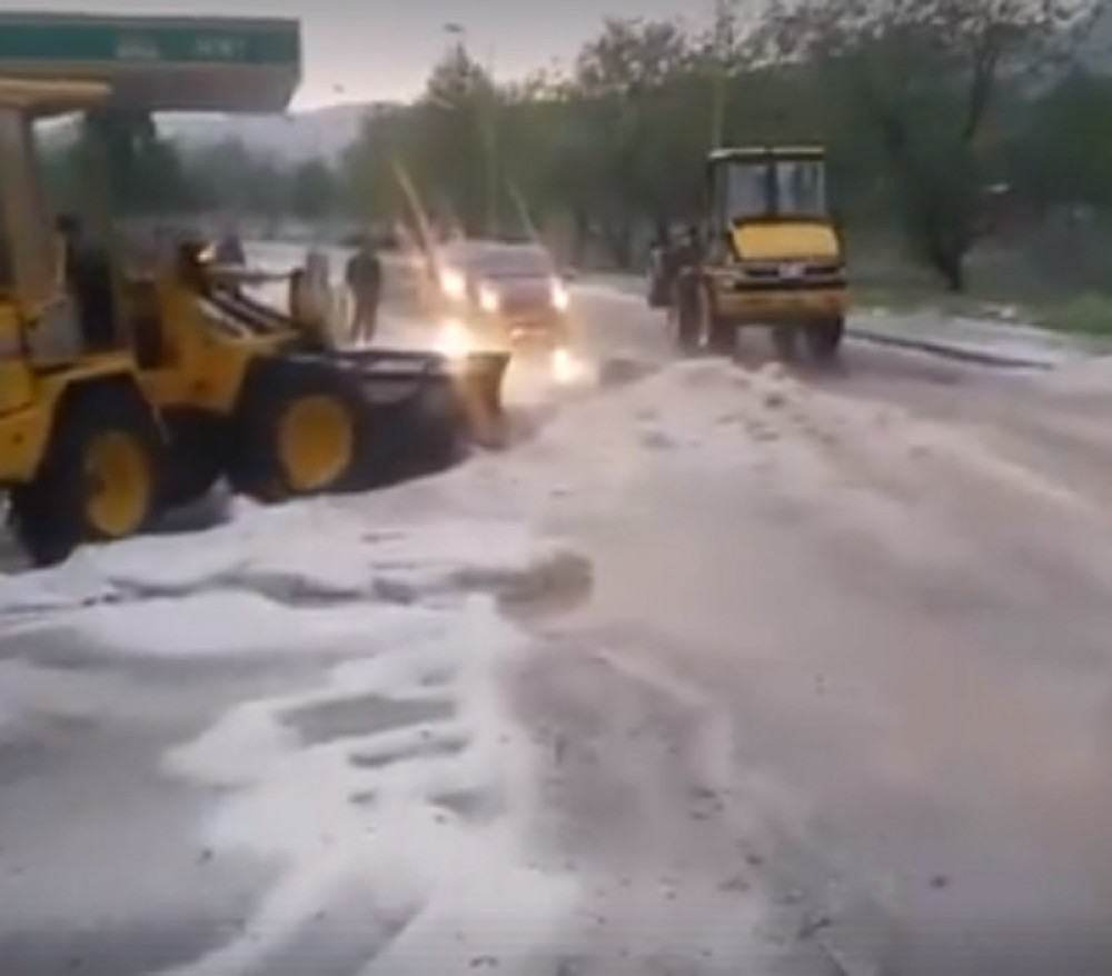 Bageri uklanjali led sa ulica Bosne i Hercegovine (VIDEO)