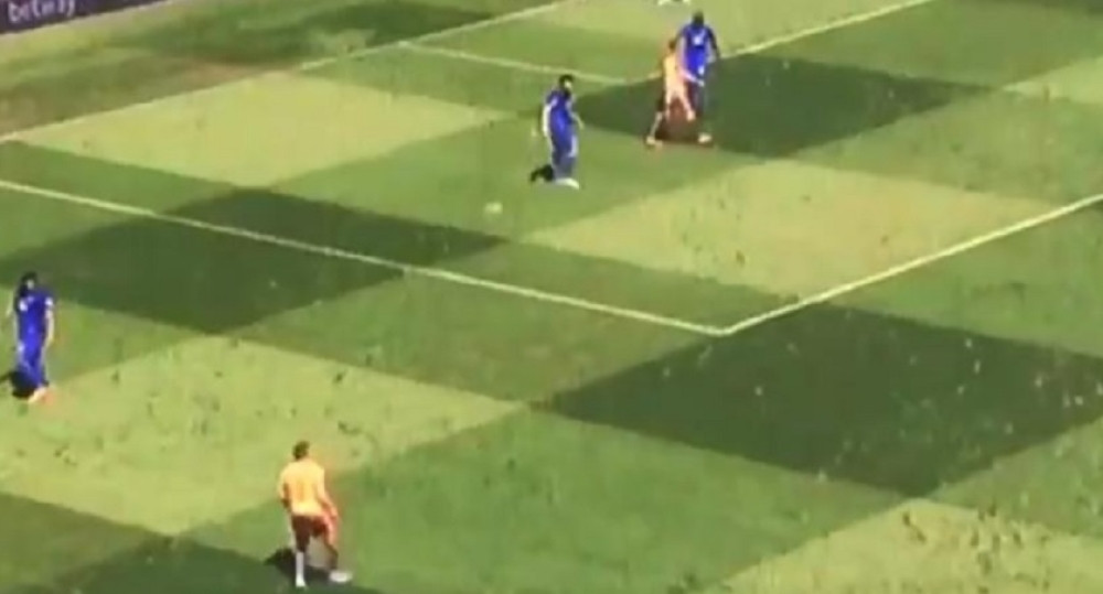 Igrač pomerio aut pet metara napred, niko da reaguje! (VIDEO)