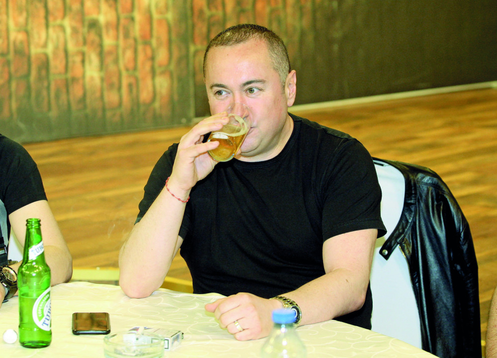 Đani fura "roleks", a pije pivo