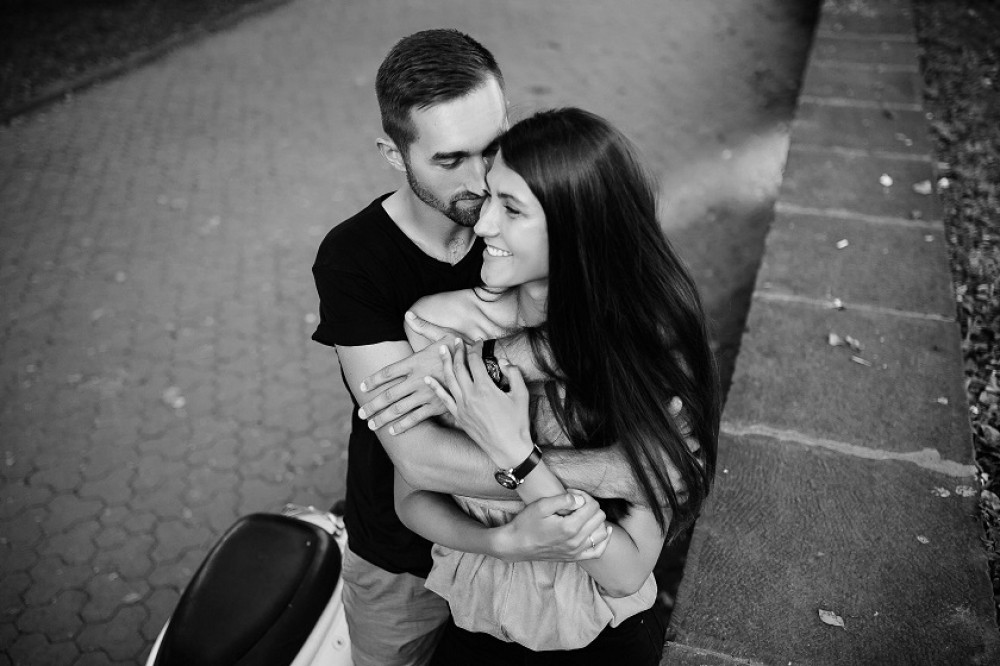 Seksali se ispred stadiona, policija gledala, prolaznici okretali glavu (18+ FOTO)