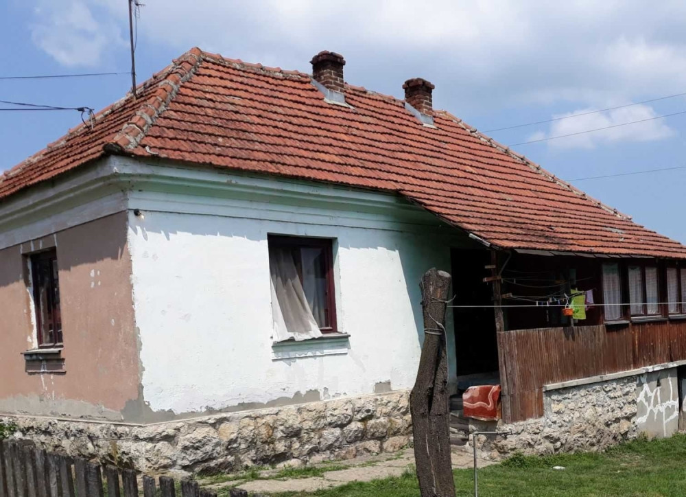 Majka troje dece zaklana u stanu, policija traži muškarca sa kojim je bila u vezi!