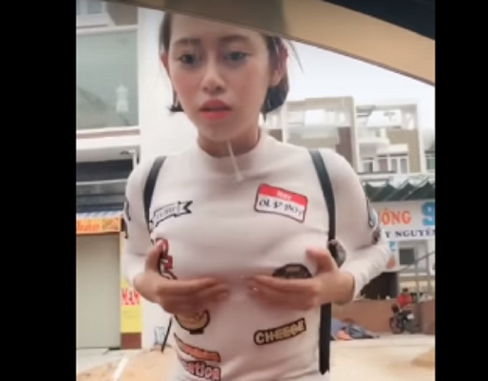 Nameštala je grudi, mislila da je niko ne gleda, pa usledio šok!