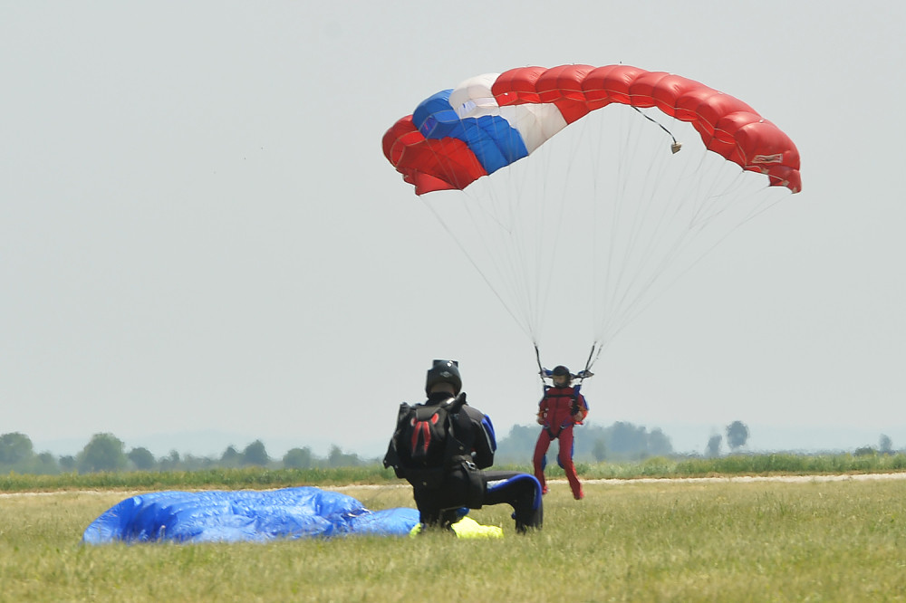 One skaču sa 4.000 metara visine jer vole vetar u kosi!