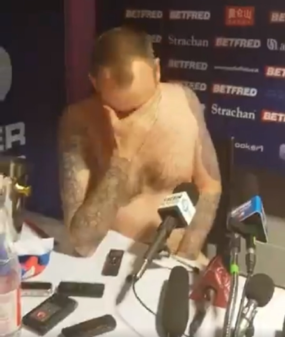 Svetski šampion izašao go pred novinare! (FOTO + VIDEO)