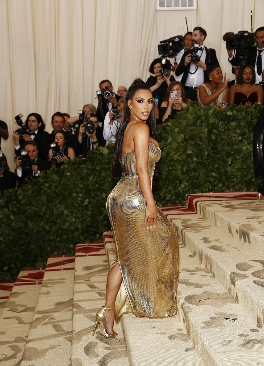 ON je ugradio silikone da bi bio DVOJNICA Kardašijanove