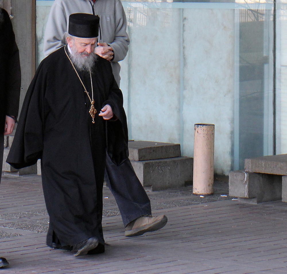 Preminuo Artemije, izgubio bitku sa koronom