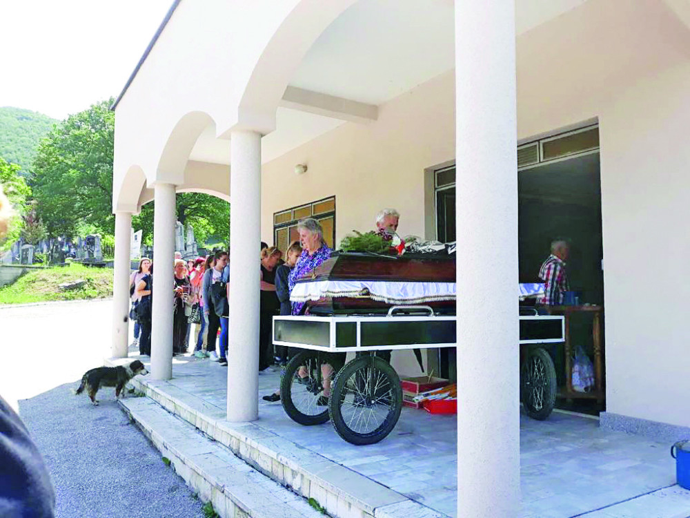 POTRESNO~"Mamice ustani, grob nije za tebe, pođi s nama kući"