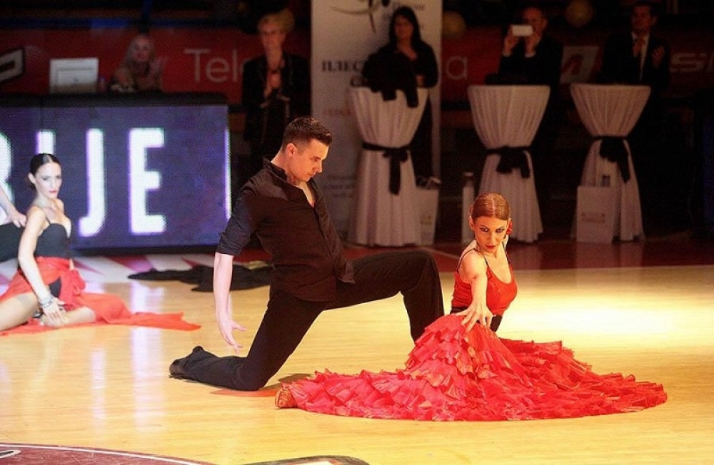 Ove dve lepotice vode program na plesnom spektaklu koji ima novu himnu!