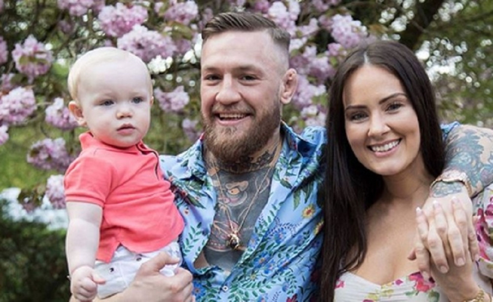Mekgregor se slikao s porodicom, žene prvo gledale u njegovo međunožje! (FOTO)